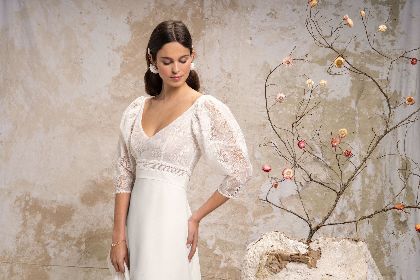 Robe de mariee chic avec manches et decollete v 1